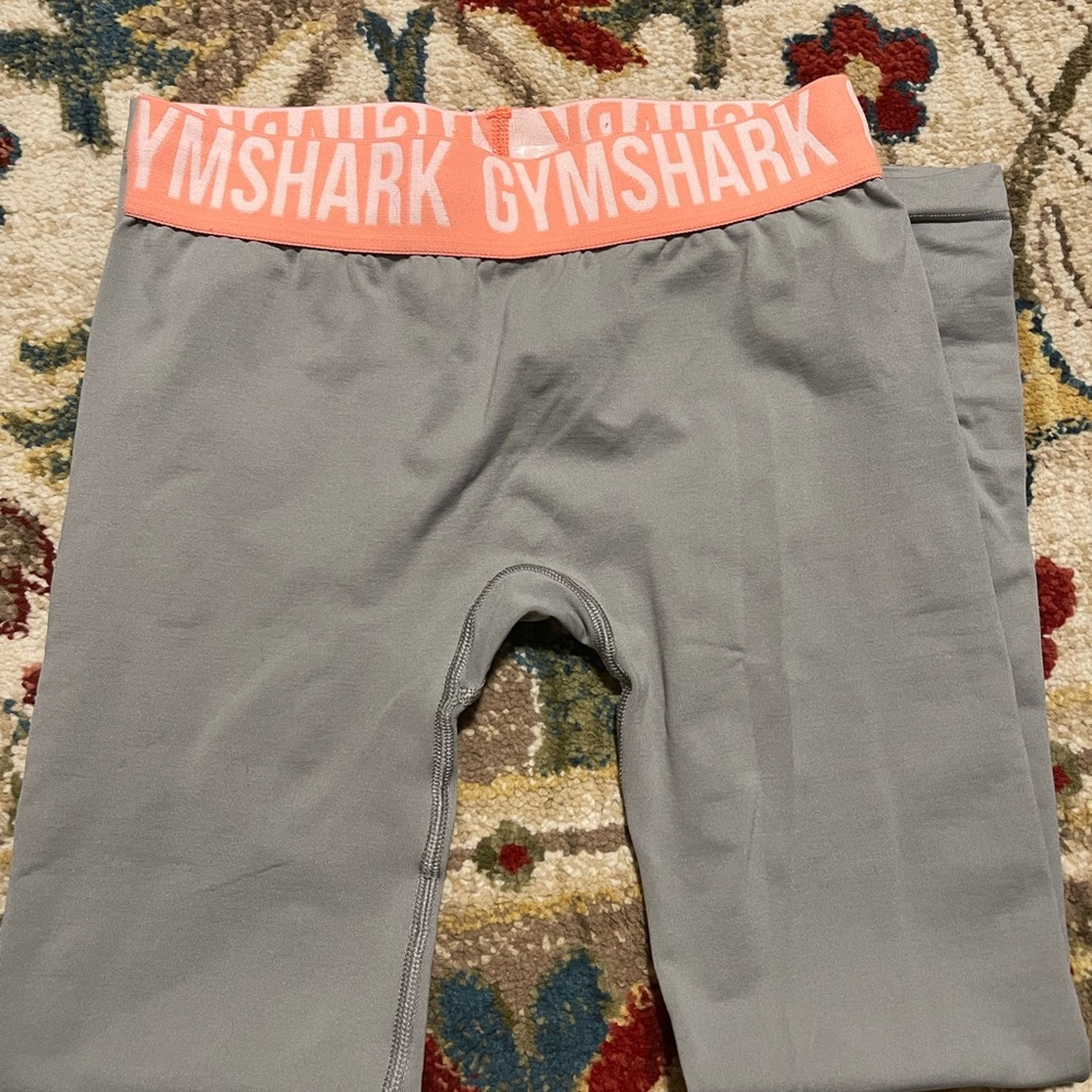GYMSHARK LEGGINGS GRAY SIZE SMALL SOFT SEAMLESS SO SOFT AND COMFY GREAT PRICE!